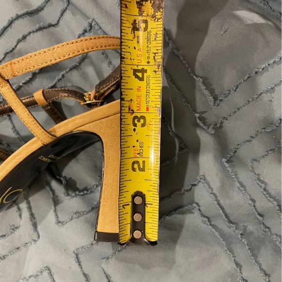 Vintage 1960s Tavoy Gold Closed Toe Heels - Size 6.5 - Picture 6 of 6